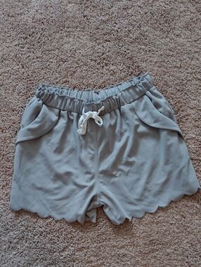 Women’s Scallop Hem Elastic Waist Shorts in Light Gray